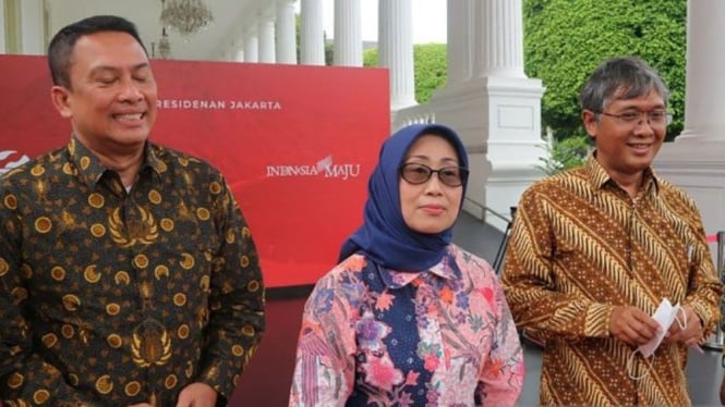 Ketua Dewan Pers Ninik Rahayu (tengah) beserta anggota Dewan Pers usai bertemu Presiden Joko Widodo di Istana Kepresidenan, Jakarta, Senin, 6 Februari 2023.