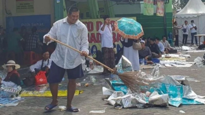 Jamal, relawan difabel asli Sidoarjo melakukan bersih-bersih sampah di Harlah 1 Abad NU