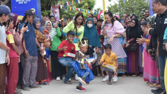 Lord Arnold Ajak Warga Babelan Bekasi Ikuti Tantangan Lato-lato Berhadiah Uang