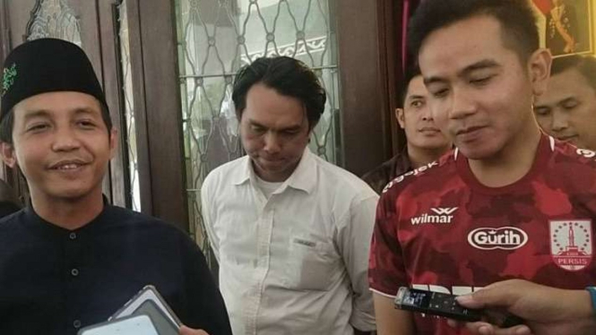 Sekretaris Dewan Pembina Partai Solidaritas Indonesia (PSI) Raja Juli Antoni (kiri) saat bertemu dengan Wali Kota Surakarta Gibran Rakabuming Raka di Lojo Gandrung, Solo, Selasa, 7 Februari 2023.