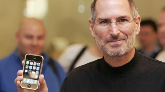 Steve Jobs saat merilis iPhone generasi pertama pada 2007.