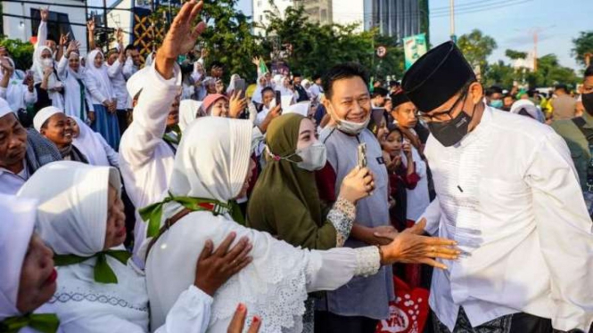 Menteri Pariwisata dan Ekonomi Kreatif Sandiaga Uno (kanan) saat hadir peringatan Satu Abad Nahdlatul Ulama di Sidoarjo, Jawa Timur, Selasa, 7 Februari 2023.