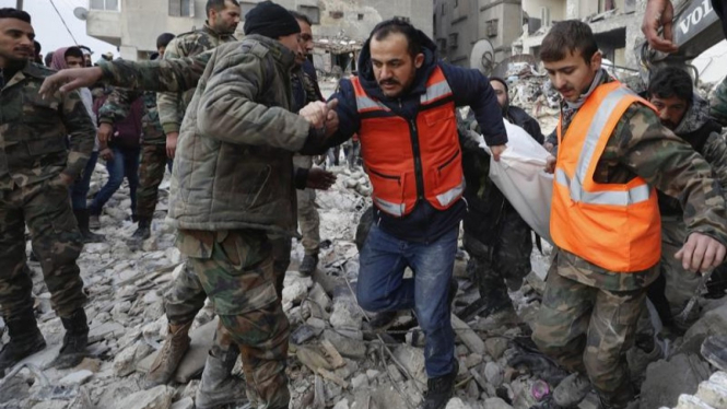 Tim penyelamat membawa korban gempa di Aleppo, Suriah, Selasa 7 Februari 2023