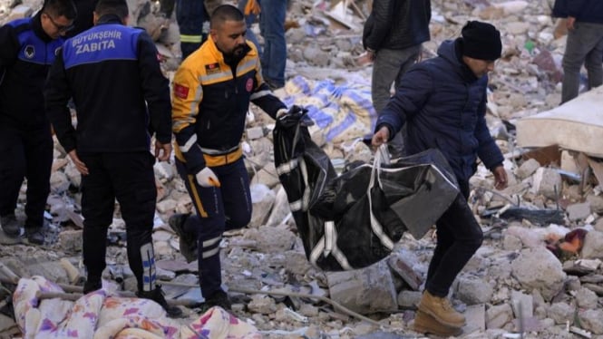Gempa bumi dahsyat bermagnitudo 7,8 mengguncang Turki pada pada Senin 6 Februari 2023.