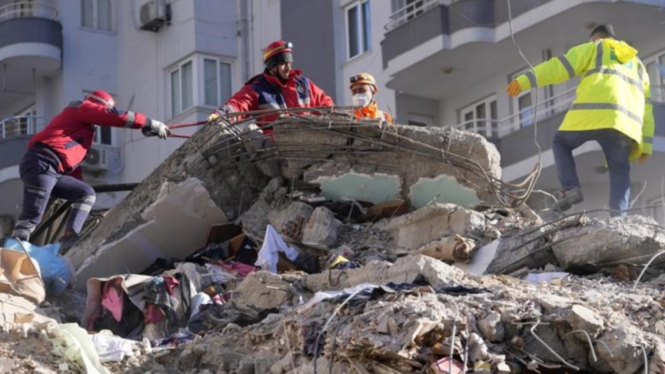 Gempa bumi dahsyat bermagnitudo 7,8 mengguncang Turki pada pada Senin 6 Februari 2023.