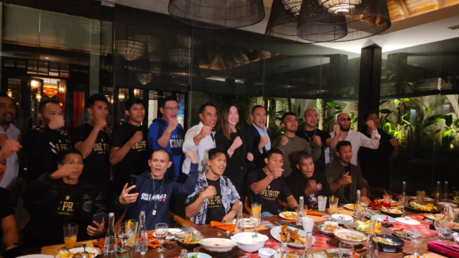 Ketum KOBI Anindra Ardiansyah Bakrie bersama 12 peserta Fighter Academy