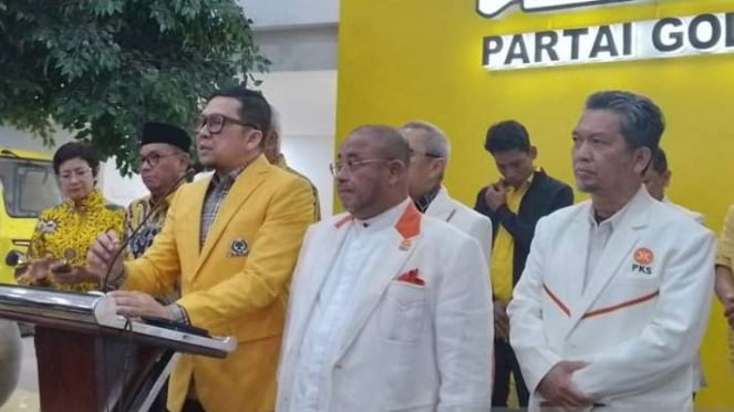 Wakil Ketua Umum Partai Golkar Ahmad Doli Kurnia didampingi Sekretaris Jenderal PKS Habib Aboe Bakar Allhabsy saat memberikan keterangan pers di kantor pusat Partai Golkar, Jakarta, Selasa, 7 Februari 2023.