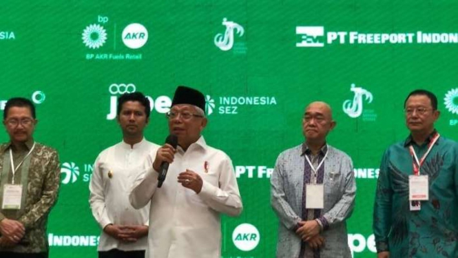 Wakil Presiden Maruf Amin saat meninjau Kawasan Ekonomi Khusus Industri Java Integrated dan Industrial Port Estate di Kabupaten Gresik, Jawa Timur, Selasa, 7 Februari 2023.