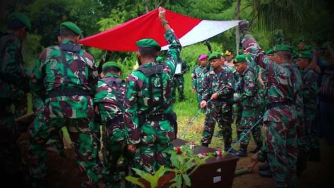 VIVA Militer: Proses pemakaman militer almarhum Letkol Inf Edi Tri Heri Mulyanto