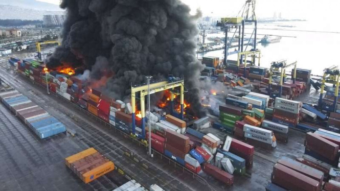 Kontainer di pelabuhan kota Iskenderun, Turki, terbakar akibat gempa