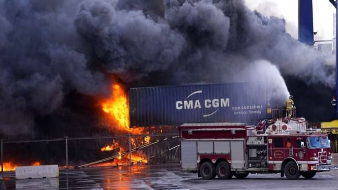 Kontainer di pelabuhan kota Iskenderun, Turki, terbakar akibat gempa
