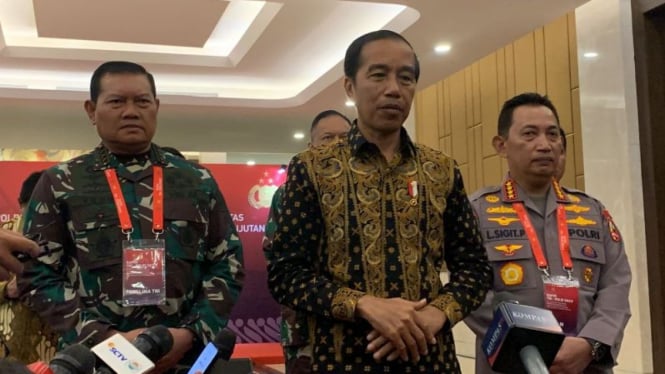 Presiden Jokowi diapit Panglima TNI Yudo Margono dan Kapolri Listyo Sigit.