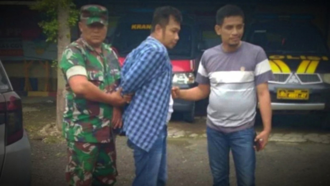 VIVA Militer: Serda Kadani angkut penipu ke kantor polisi.