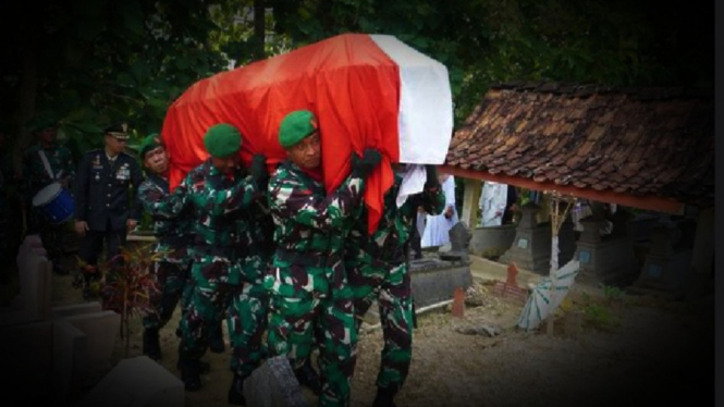VIVA Militer: Prosesi pemakaman militer almarhum Kolonel Arm Diah Brahma Dwi