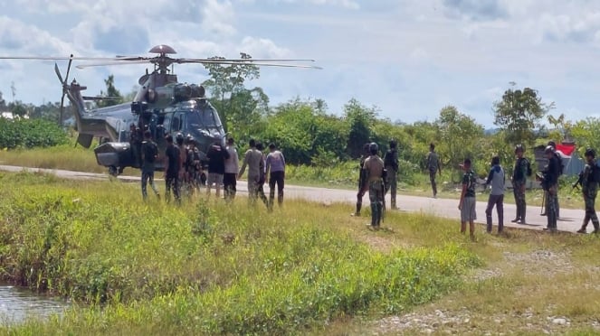 TNI-Polri mengevakuasi 15 pekerja yang disandera KKB Nduga Egianus Kogoya 