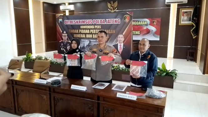 Ditreskrimsus Polda Jateng tunjukkan barang bukti hasil  penggerebekan tambang ilegal