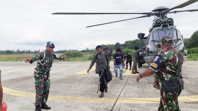 VIVA Militer:Prajurit TNI berhasil evakuasi 15 pekerja bangunan dari Nduga Papua