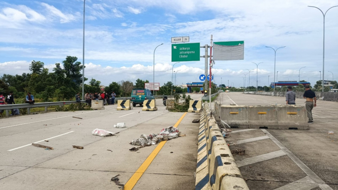 Pemblokiran jalan tol Jatikarya oleh ahli waris gara-gara ganti rugi belum dibayar.