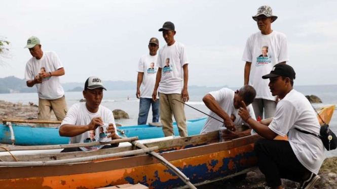 Perahu nelayan di Lampung direnovasi dan dipercantik