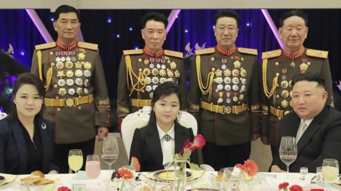 Pemimpin Korea Utara, Kim Jong Un, bersama putrinya Kim Ju Ae, dan istrinya Ri Sol Ju.