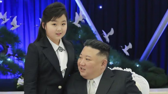 Pemimpin Korea Utara, Kim Jong Un, bersama putrinya Kim Ju Ae.