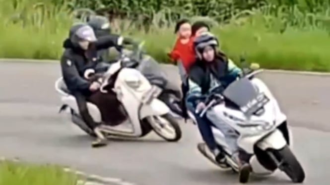 VIVA Otomotif: Pengendara ikut balapan motor sambil bawa anak