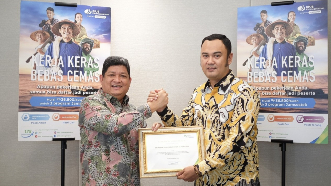 Bupati Kabupaten Sijunjung mendapatkan penghargaan dari BPJS Ketenagakerjaan