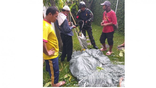 Penerjun Payung TNI nyangkut di rumah warga Jaksel
