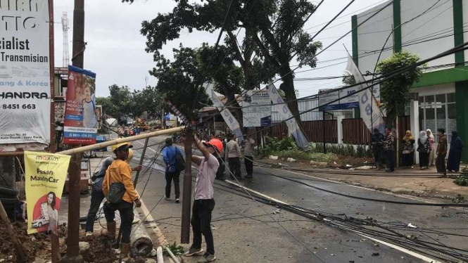 Tiang listrik-pohon tumbang diterjang angin kencang yang melanda kawasan Depok