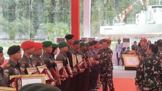 VIVA Militer: Panglima TNI berikan penghargaan ke 20 prajurit berprestasi 