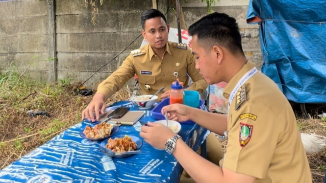 Dico Ganinduto saat makan siomay bareng Gibran di sebuah warung PKL di Sentul Bogor beberapa waktu lalu.