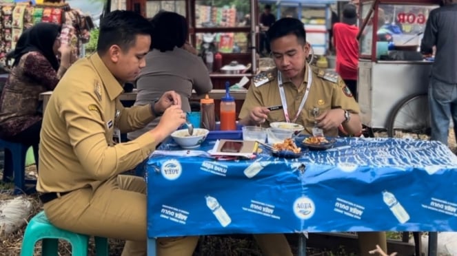 Bupati Kendal, Dico Ganinduto, saat makan siomay bareng Gibran di sebuah warung PKL di Sentul Bogor beberapa waktu lalu.