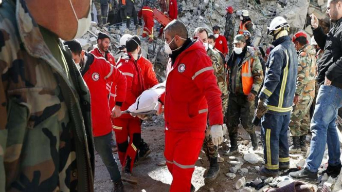 Tim penyelamat membawa jenazah korban dari reruntuhan gedung akibat gempa Turki