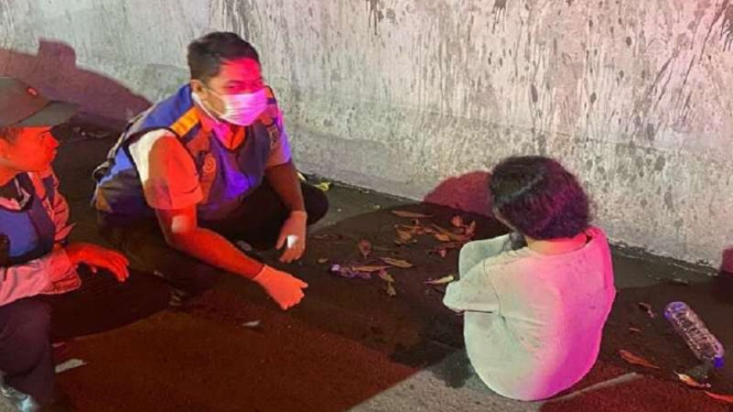 Petugas patroli jalan tol menemukan wanita muda di pinggir jalan tol 