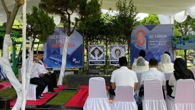 Perayaan HUT ke-81 tahun Bakrie Group diisi dengan berziarah dan tasyakuran