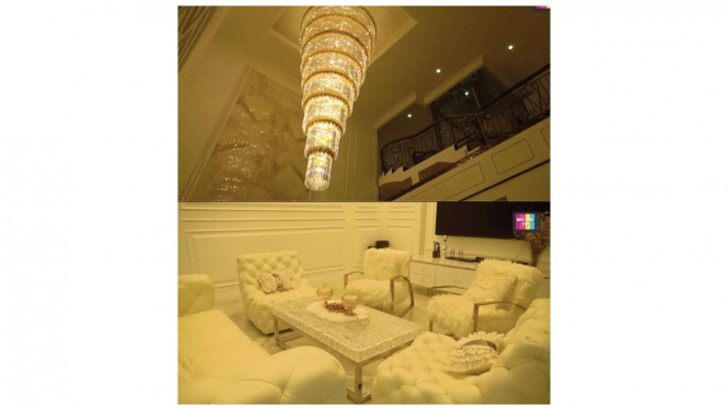 Rumah mewah Eko Patrio, ruang tamu dengan lampu kristal mewah
