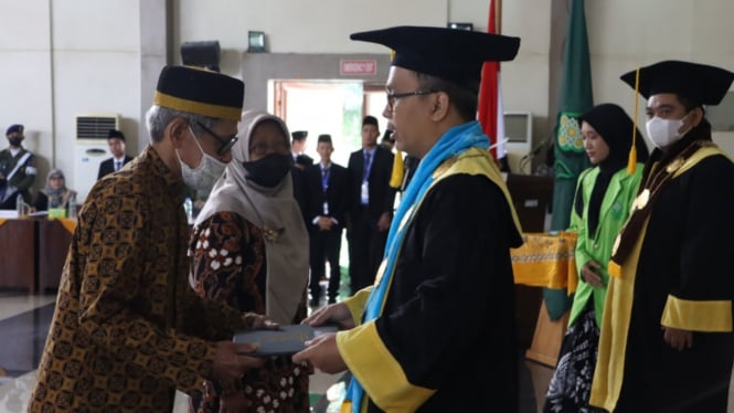 Berjuang sampai Akhir Hayat, Orang Tua Gantikan Putranya Wisuda di UIN Walisongo