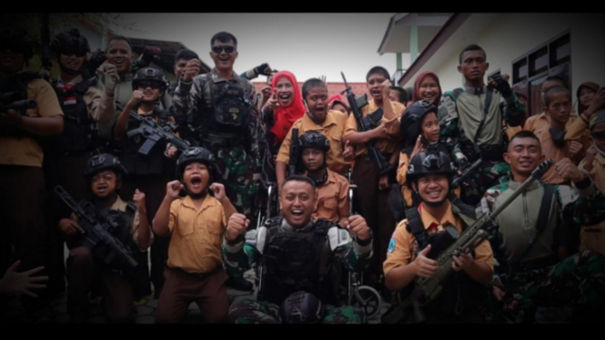 VIVA Militer: Pasukan Yonif Para Raider 501/Bajra Yudha bersama murid SLBN.