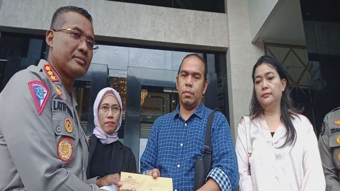 Kombes Latif Usman menyerahkan surat pencabutan status tersangka Hasya