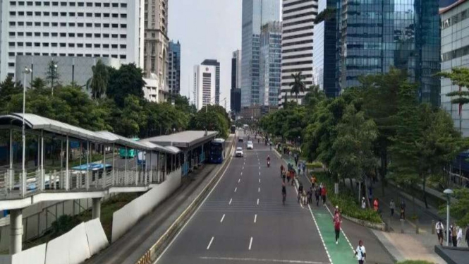 Arsip warga menikmati suasana Hari Bebas Kendaraan Bermotor di Jalan Sudirman.