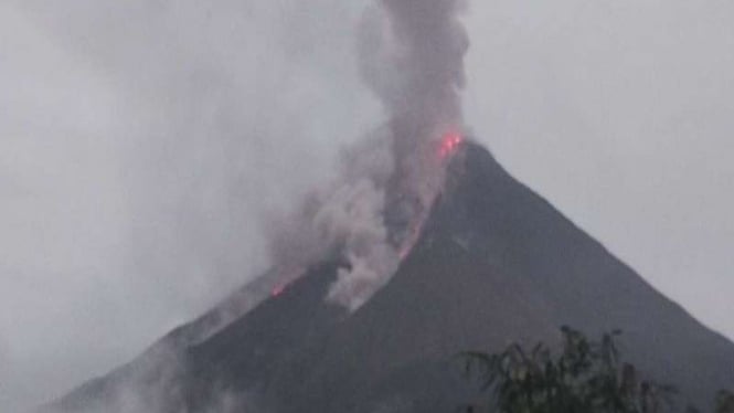 Luncuran lava pijar terlihat dari puncak kawah Gunung Karangetang. 