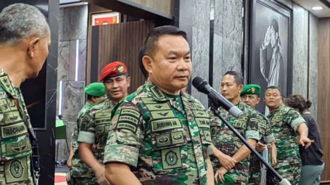 Mantan KSAD Jenderal TNI Dudung Abdurachman usai Rapat Pimpinan TNI AD Tahun Anggaran 2023 di Markas Besar Angkatan Darat, Jakarta, Jumat, 10 Februri 2023.