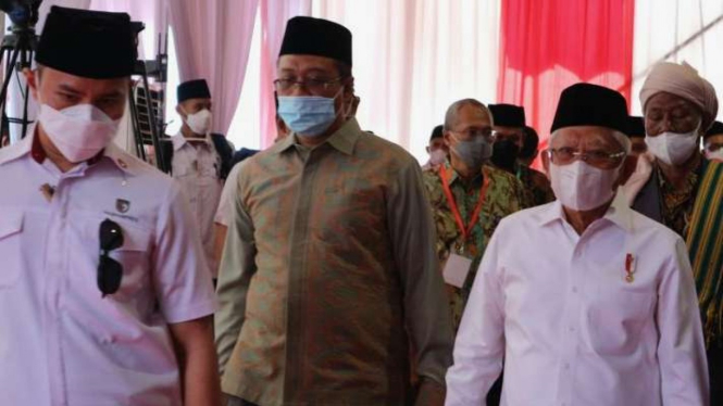 Wakil Presiden Maruf Amin bersama Gubernur NTB Zulkieflimansyah saat peresmian BLK Komunitas dan Festival Kemandirian BLK Komunitas di Pondok Pesantren Manhalul Maarif Nahdlatul Ulama Darek, Lombok Tengah, NTB, Jumat, 10 Februari 2023.