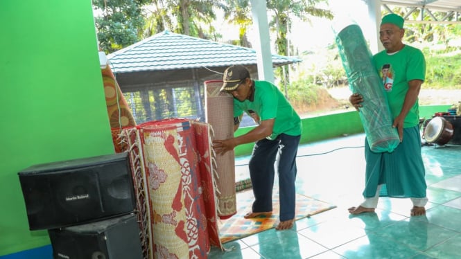 Relawan Santrine Abah Ganjar (SAG) berikan bantuan untuk belasan Musala di Jambi