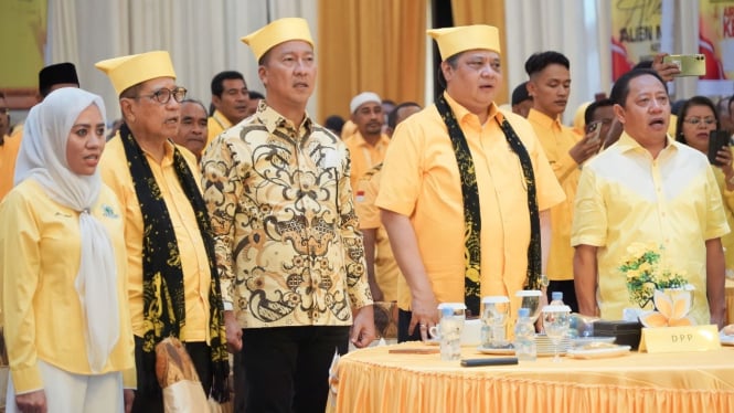 Ketua Umum DPP Golkar Airlangga Hartarto (dua dari kanan) di Ternate.
