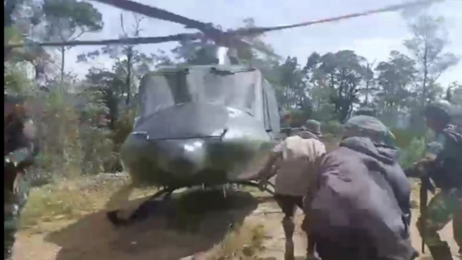 VIVA Militer: TNI-Polri evakuasi warga Distrik Paro dengan helikopter