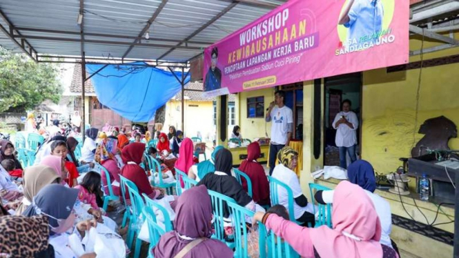 Ibu-ibu di Tuban mengikuti workshop kewirausahaan