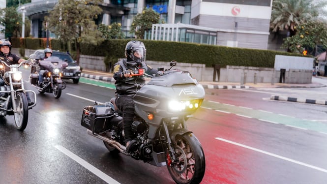 VIVA Otomotif: Ketua Umum HDCI, Ahmad Sahroni mengendarai moge Harley-Davidson
