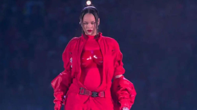 Rihanna saat tampil di Halftime Super Bowl