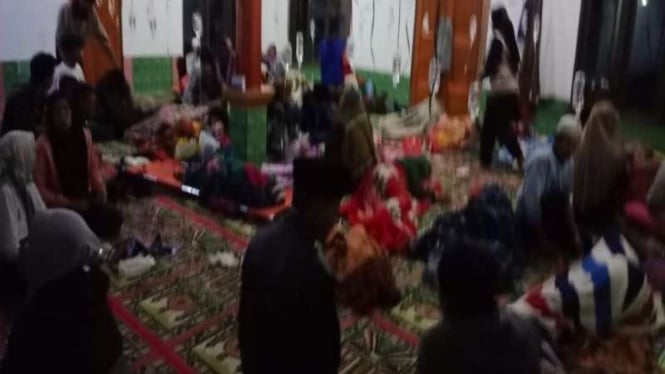 Sejumlah warga yang mengalami keracunan dievakuasi ke masjid di Bandung Barat.
